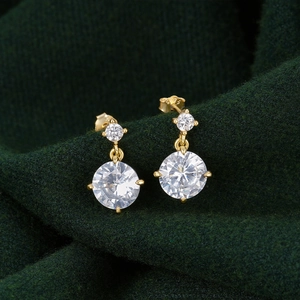 Macro-opname van vergulde 925 zilveren bruidsoorbellen met ronde diamanten accenten
