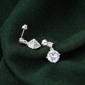 Detailopname van 925 sterling zilveren oorbellen met ronde fonkelende stenen