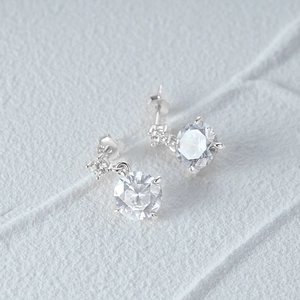 Detailopname van de S925 sterling zilveren luxe oorbellen met ronde briljantgeslepen diamanten