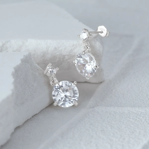 Macro-opname van S925 sterling zilveren oorknopjes met keurmerk en ronde zirkonia steen