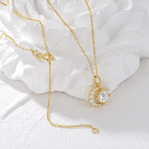 Détail du collier croissant de lune avec pavé de zircons étincelants sur pétale blanc