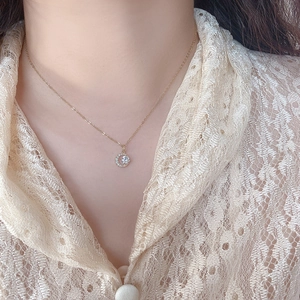 Détail du collier pendentif croissant de lune serti de diamants sur argent sterling 925
