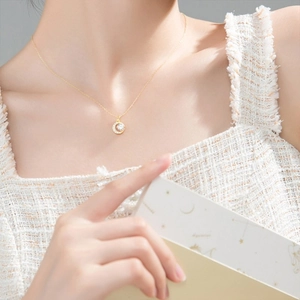 Détail du collier croissant de lune en argent 925 plaqué or avec cristaux étincelants