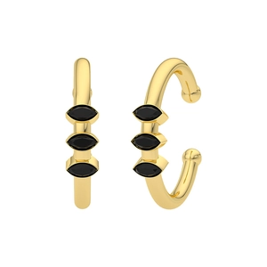 Vue détaillée des ear cuffs dorés ornés de trois pierres noires de taille marquise