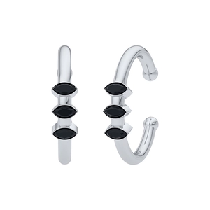 Vue macro d'un ear cuff en argent S925 serti de gemmes noires taillées en marquise