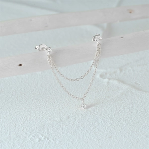 Detail van S925 sterling zilveren kwastjes oorbellen met glinsterende zirkonia