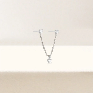 Detail van S925 sterling zilveren ketting oorbellen met drie sprankelende ronde zirkoon