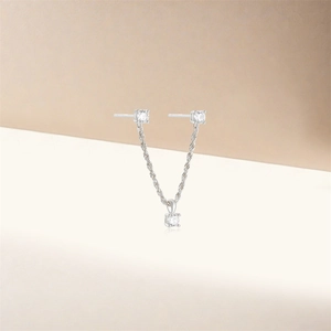 Detail van S925 sterling zilveren ketting oorbellen met glinsterende micro-pave hartjes