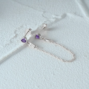 Detail van S925 sterling zilveren hart oorbellen met paarse edelstenen en kwastjes