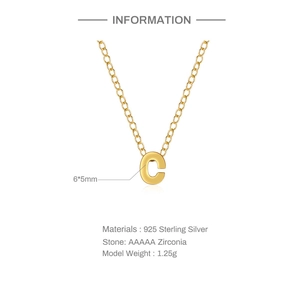 Dettaglio del ciondolo lettera C in argento 925 con dimensioni 6x5mm su catena oro