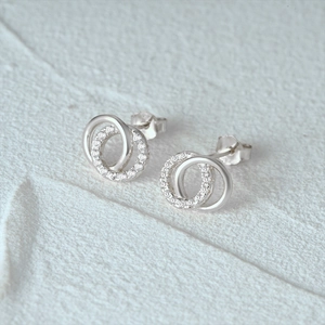 Gros plan sur les boucles d'oreilles en argent 925 avec anneaux entrelacés et zirconiums