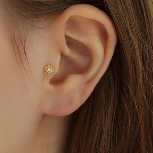 Detailopname van S925 zilveren turquoise piercing met platte achterkant op tragus