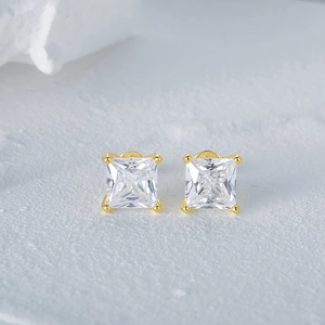 Gros plan du poinçon S925 sur des boucles d'oreilles carrées en argent doré et zircon