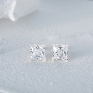 Gros plan sur un clou d'oreille en argent S925 avec diamant taille carrée et serti à quatre griffes