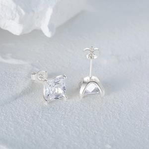 Détail de boucles d'oreilles en zircone carrée avec poinçon en argent massif S925