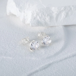 Gros plan sur des boucles d'oreilles en argent S925 avec zircons ronds brillants