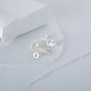 Vue macro du poinçon S925 sur des boucles d'oreilles classiques en argent et diamant