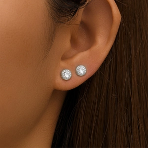 Gros plan de boucles d'oreilles halo en argent S925 portées par un mannequin