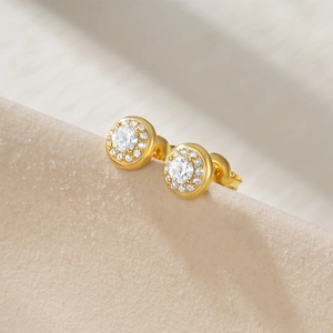 Gros plan de boucles d'oreilles halo dorées avec zircon blanc et sertissage de diamants