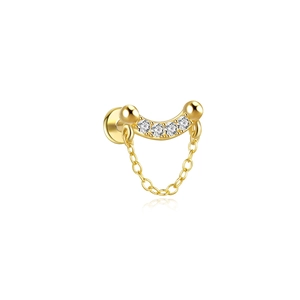 Detailopname van een vergulde S925 zilveren oorknop met witte zirkonia's en een ketting