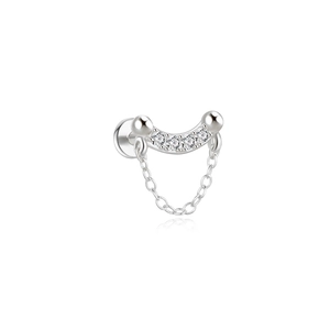 Detail van S925 zilveren kraakbeenpiercing met zirkonia boog en hangend kettinkje