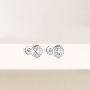 Détail macro des boucles d'oreilles halo classiques en argent 925 avec pierre ronde