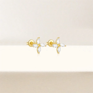 Gros plan de boucles d'oreilles trèfle en argent S925 doré avec pierres taille marquise