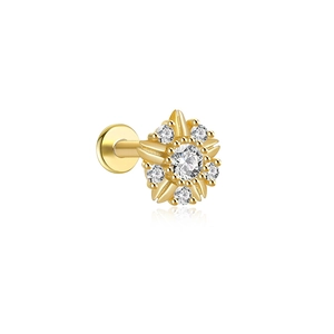 Detail van een gouden labret-piercing met bloemig zonnestraalontwerp en zirkonia