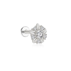 Detail van S925 zilveren platte achterkant piercing met sprankelende ster-zirkonia inleg