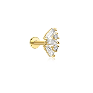 Detail van waaiervormige flat-back oorbel met baguette-zirkonia en gouden afwerking