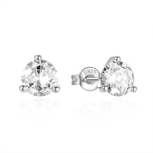 Gros plan sur les boucles d'oreilles en argent sterling S925 avec poinçon et zircons brillants