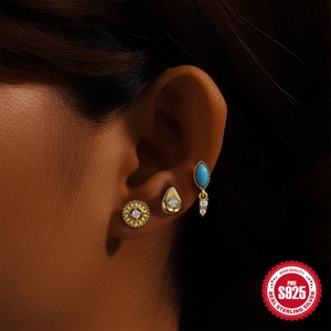 S925 sterling zilveren turquoise oorbellen set met gouden plating gedragen op oorkraakbeen