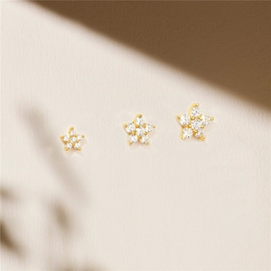 Dettaglio di tre misure di orecchini a stella in argento s925 con zirconi cubici