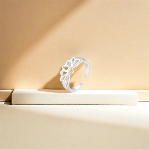Detailed close-up of S925 sterling silver lotus flower toe ring on display stand