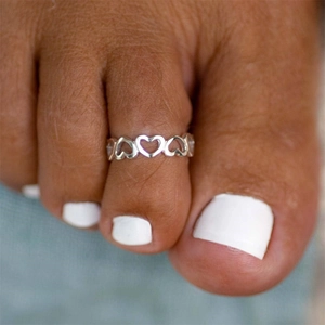 Detailed close-up of S925 sterling silver toe ring with hollow heart-shaped pattern