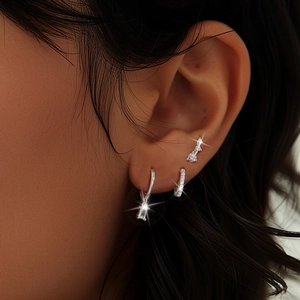 Makroaufnahme von S925 Silber-Ohrring-Set mit Zirkon-Besatz am Modellohr