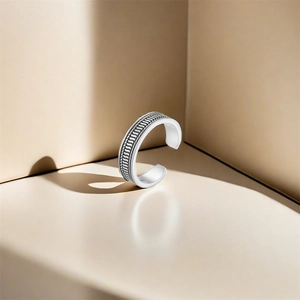 Detailed view of the woven relief texture on a S925 sterling silver open toe ring