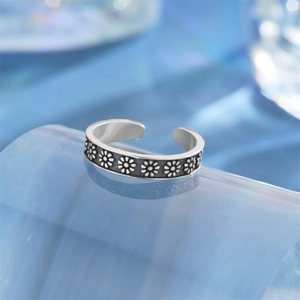 Close-up of S925 sterling silver toe ring with vintage daisy patterns and oxidized finish