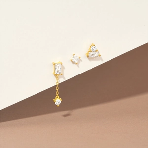 Dettaglio del set di tre orecchini in argento S925 dorato con zirconi cubici scintillanti