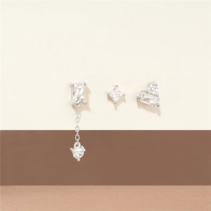 Dettaglio macro di set orecchini in argento S925 con brillanti pietre di zircone