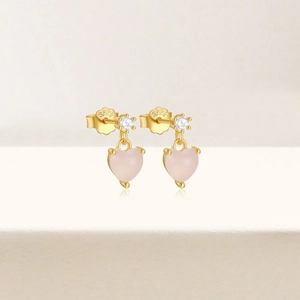 Macro del marchio S925 su orecchini pendenti a cuore rosa in argento sterling con zirconi