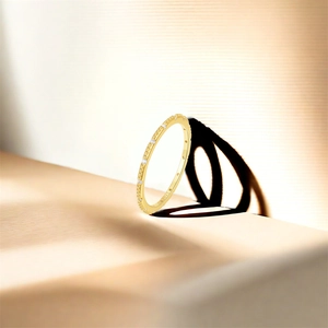 Detail eines S925 Sterlingsilber Perlenrings mit kleinen Zirkonia-Steinen im Pavé-Stil