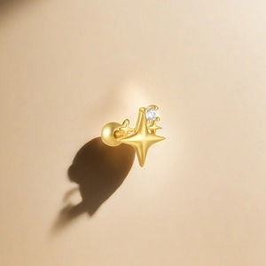 Détail d'une boucle d'oreille étoile en argent s925 avec placage or et fermoir à vis