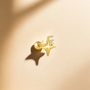 Détail macro d'une boucle d'oreille étoile dorée avec zircon et fermoir à vis sécurisé