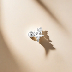Vue détaillée du piercing cartilage en argent S925 avec étoile en zircon et fermoir boule