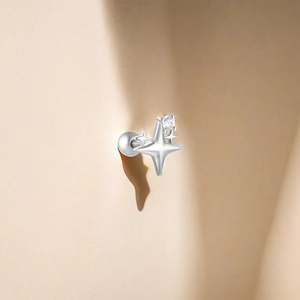 Détail macro du clou d'oreille en argent S925 avec design étoile, pierre de lune et zircon