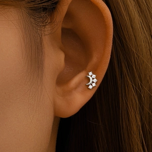 Gros plan d'un piercing lune en argent s925 avec des pierres de zircon brillantes