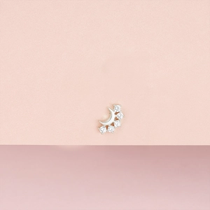 Gros plan sur clou d'oreille croissant de lune en argent S925 et zircons blancs