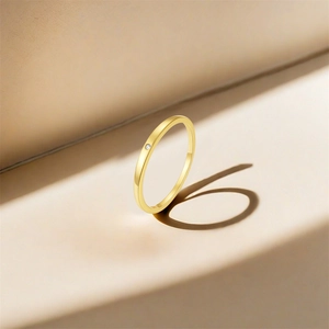 Makrodetail der S925-Punze auf dem minimalistisch vergoldeten Sterlingsilberring