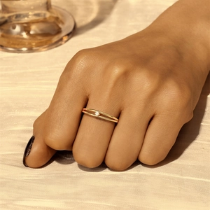 Detail eines eleganten, doppelten Goldrings aus Silber mit funkelndem Zirkonia-Stein